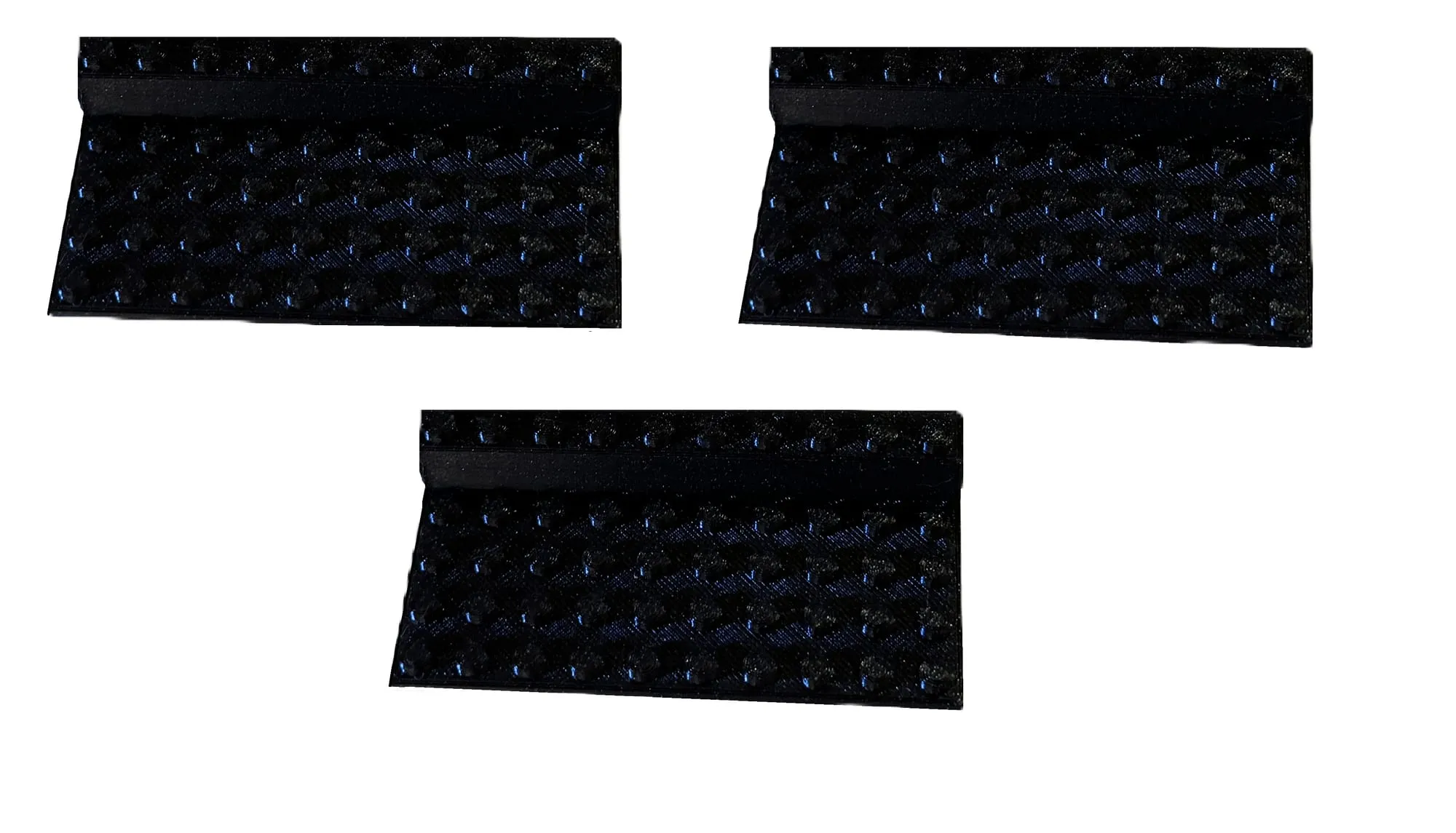 Trois supports noirs à plots compatibles briques 4 × 8, vus de dessus