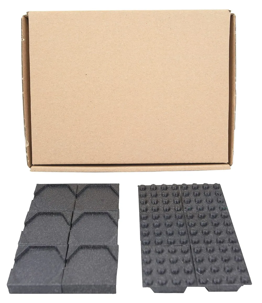Adaptateurs noirs hexagonaux et plaques à plots devant leur boîte en carton