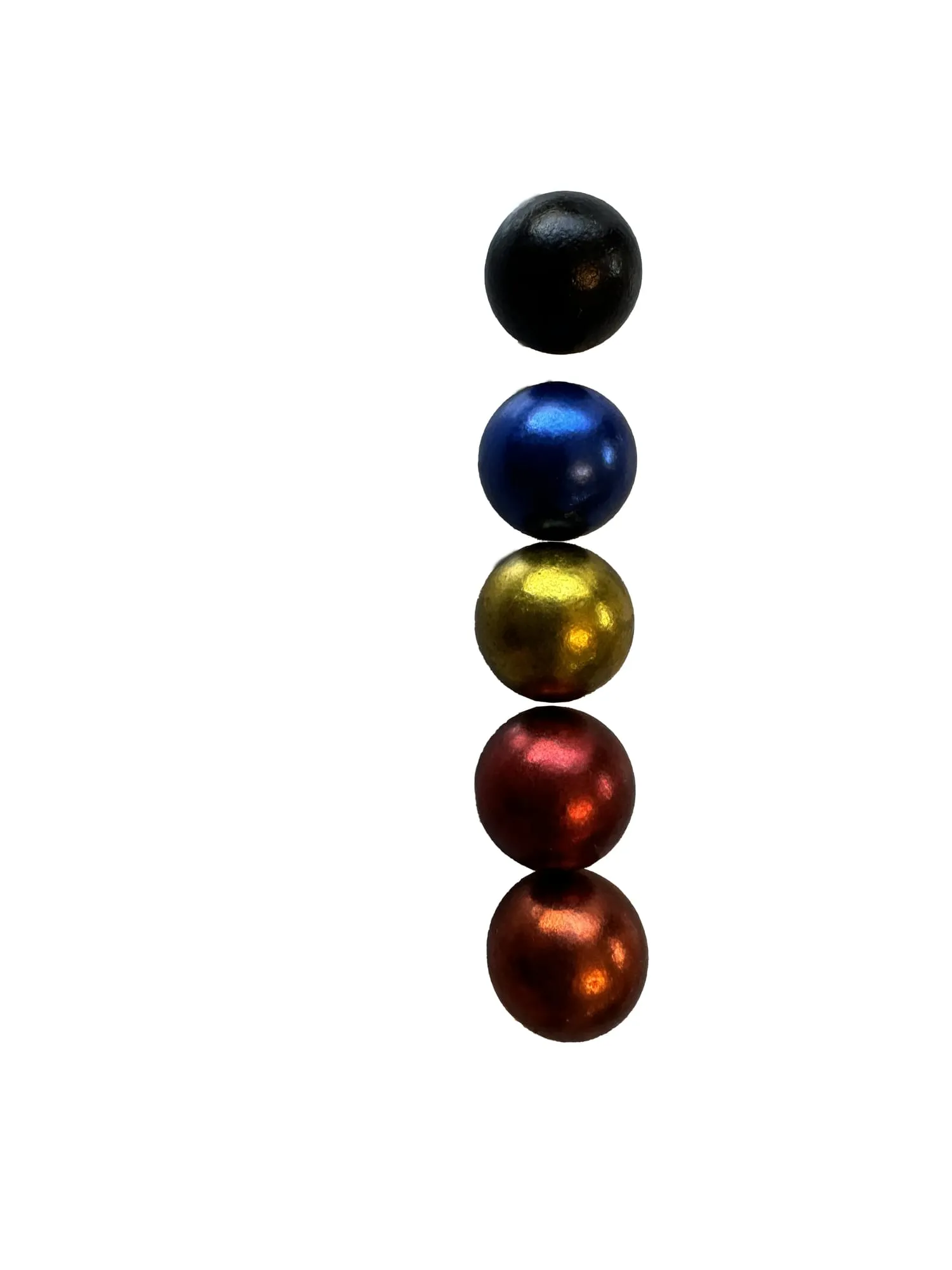 Cinq billes colorées métallisées : noire, bleue, dorée, rouge et orange
