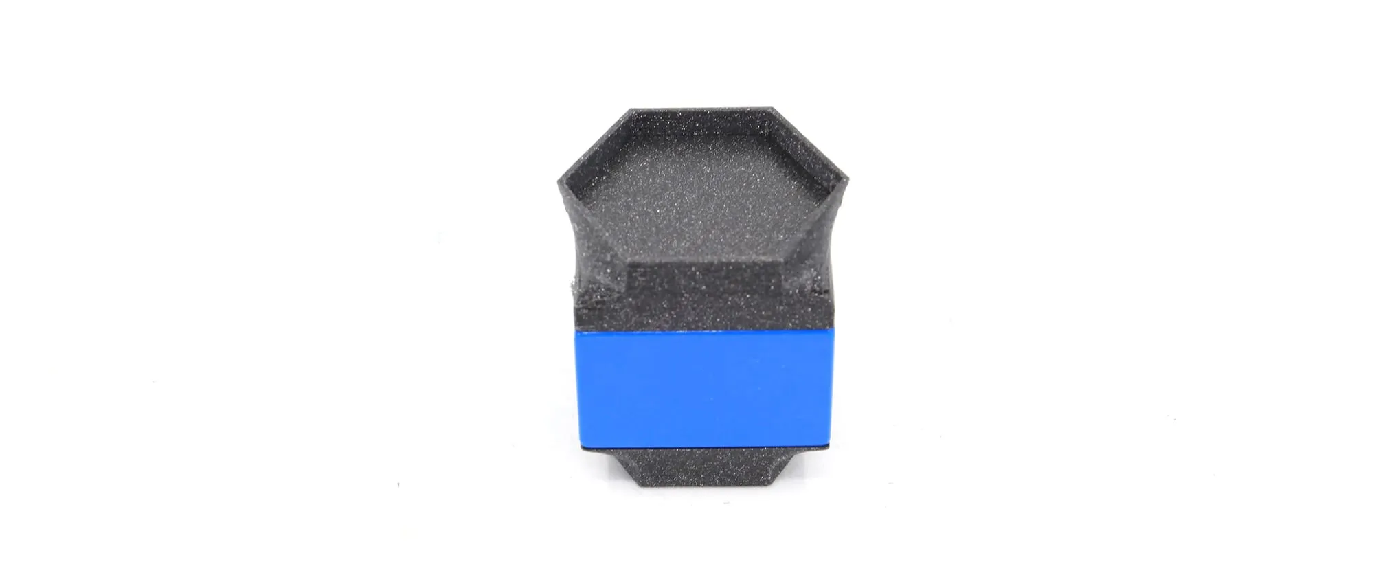 Adaptateur DUPLO–GraviTrax imprimé en 3D : pièce hexagonale grise sur une brique bleue