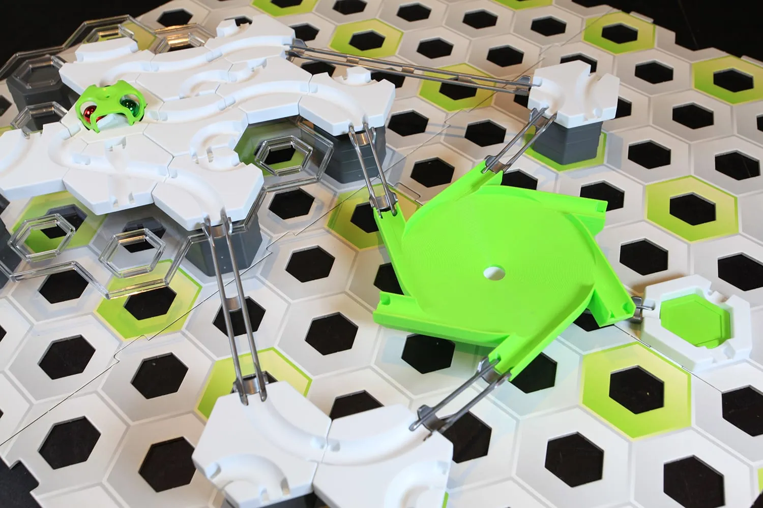 Méga toupie six entrées verte dans un circuit GraviTrax complexe