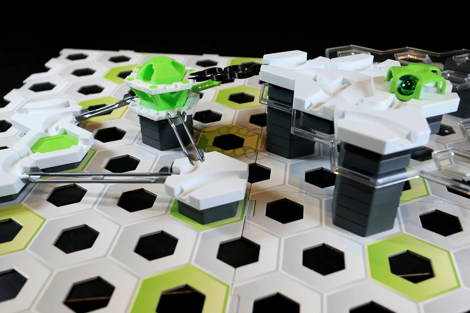 Pack Fun dans un grand circuit GraviTrax avec tours grises et rails blancs