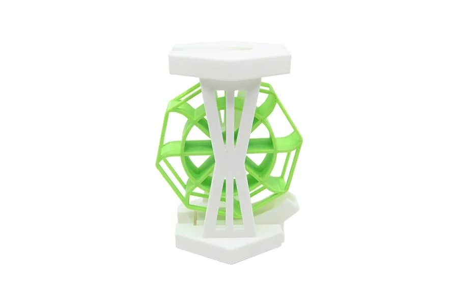 Moulin à billes : roue verte entre des montants blancs, sur son socle hexagonal, fond blanc