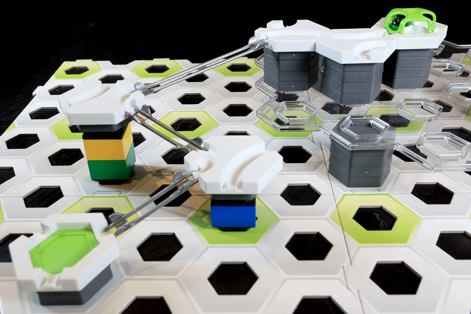 Circuit GraviTrax surélevé par des piliers de briques DUPLO, vue de côté