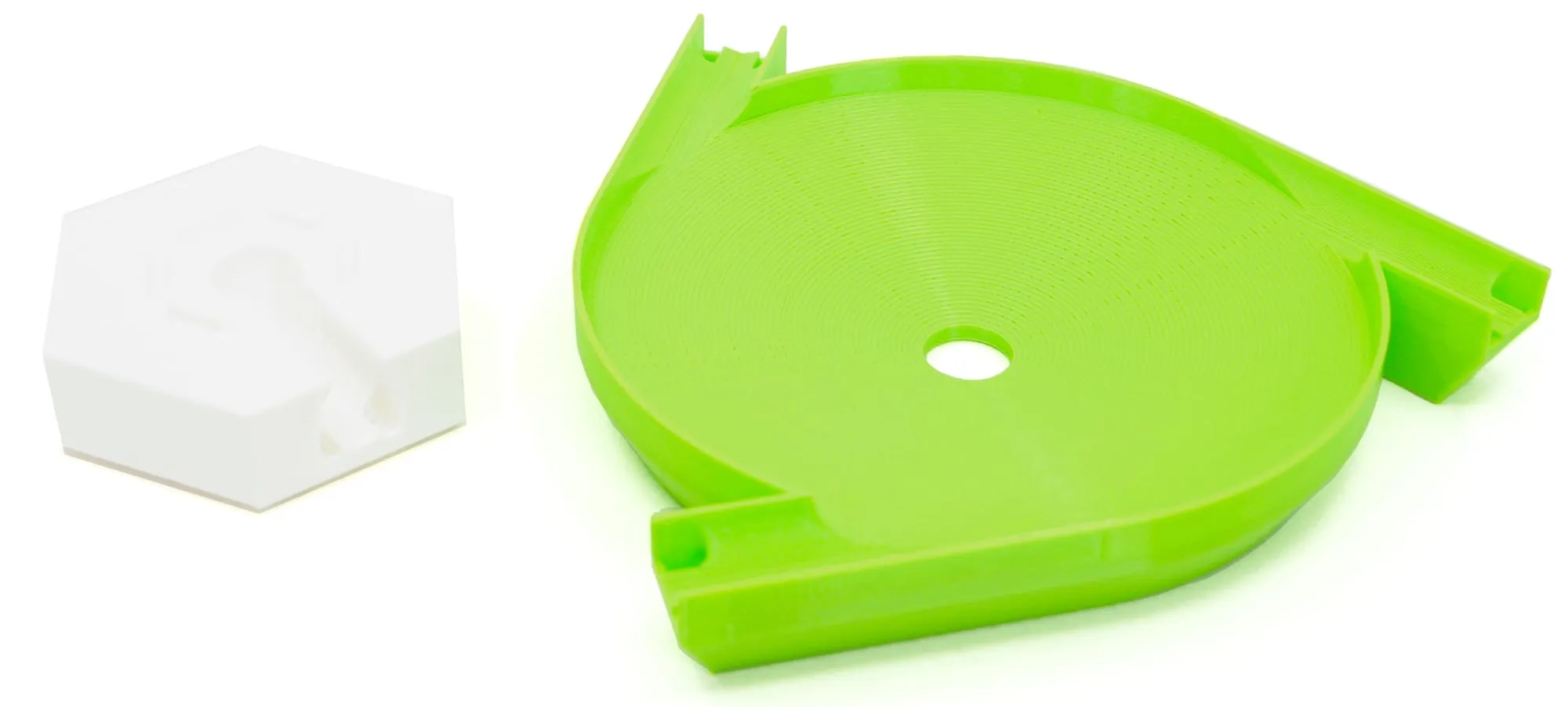 Méga toupie triple entrée verte et son support blanc, vue de trois quarts sur fond blanc