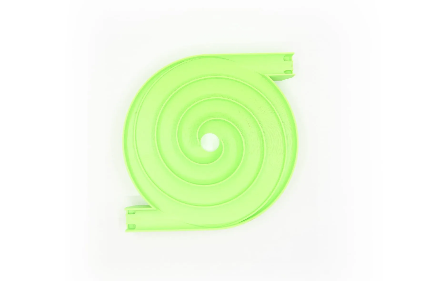 Toupie escargot verte vue de dessus sur fond blanc