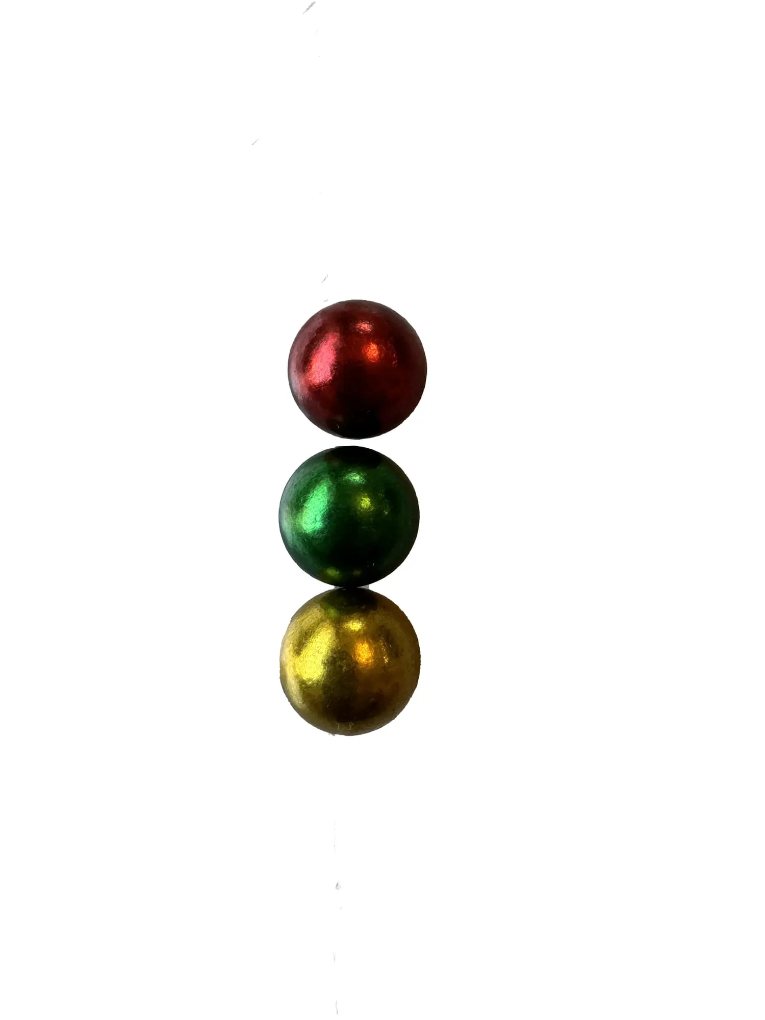 Les trois billes colorées fournies : rouge, verte et dorée