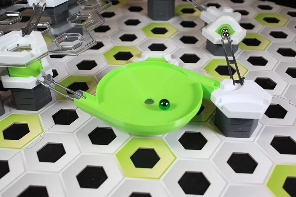 Méga toupie double entrée verte dans un circuit GraviTrax, deux billes dans l’entonnoir