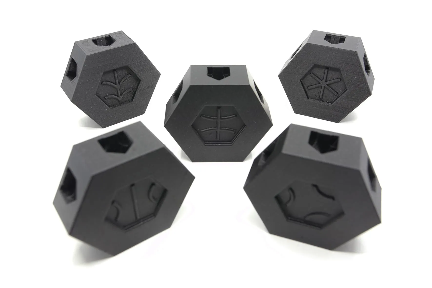 Cinq tunnels noirs hexagonaux, vue de trois quarts