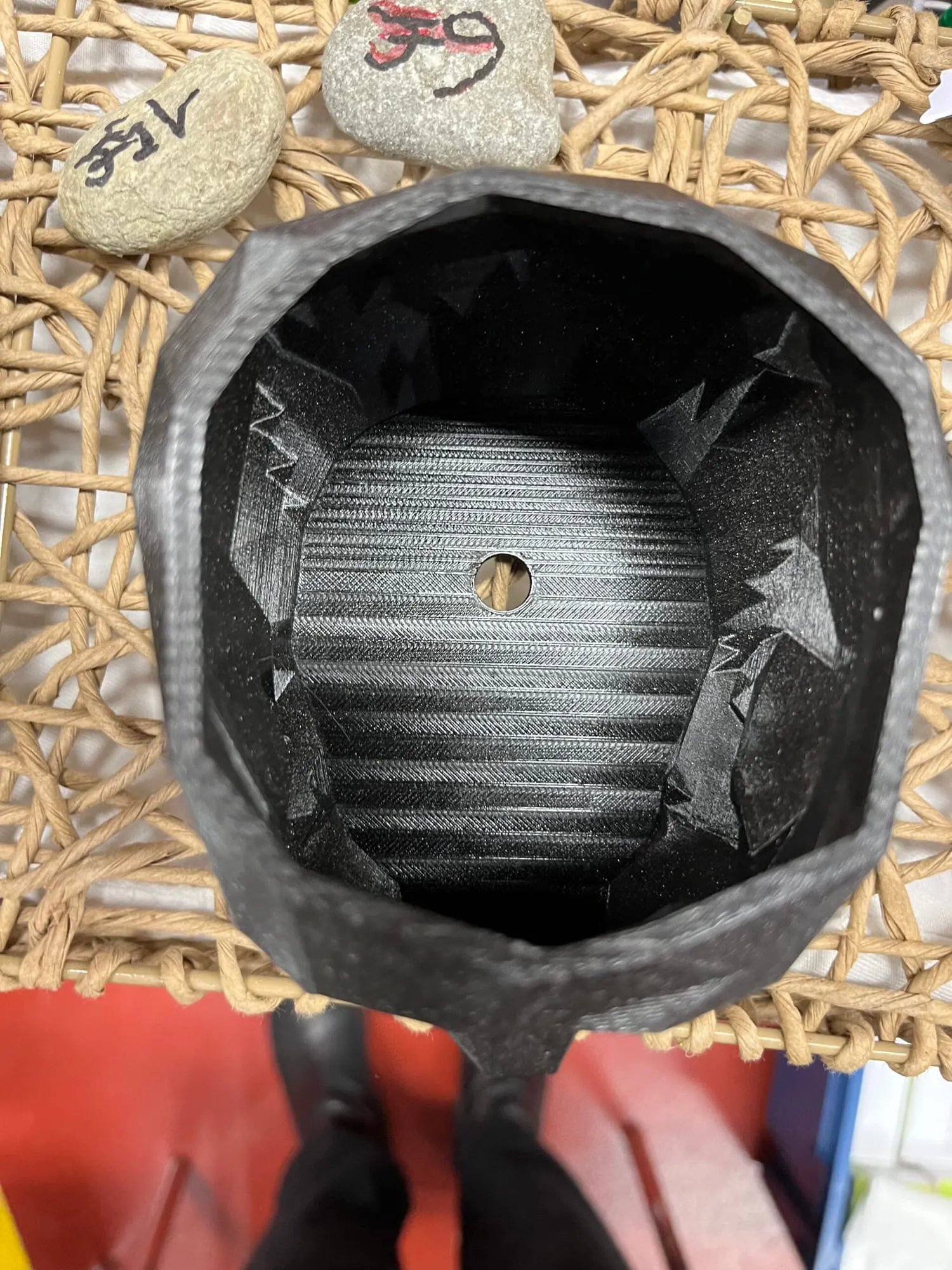 Intérieur du pot crâne vu de dessus : fond strié avec un trou central