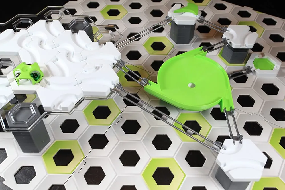 Méga toupie triple entrée verte dans un grand circuit GraviTrax, vue d’ensemble