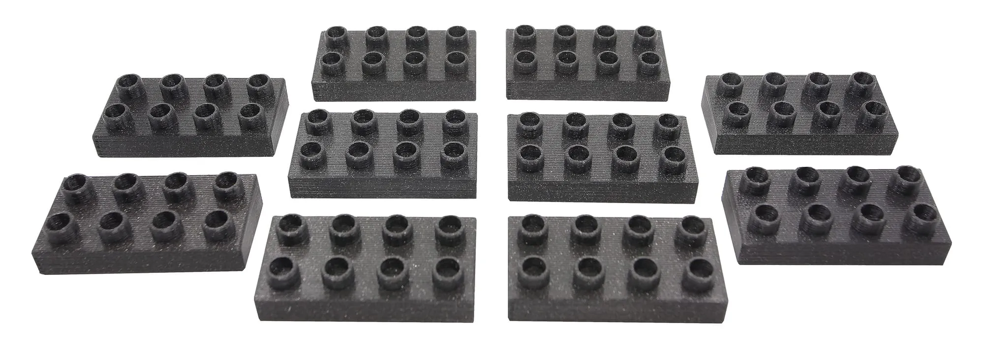 Dix briques penchées noires compatibles DUPLO disposées en rangées