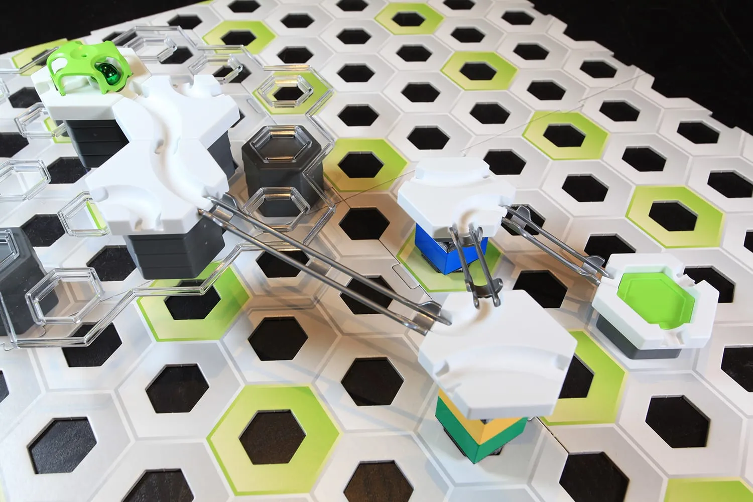 Circuit GraviTrax avec piliers de briques DUPLO sur adaptateurs, vue en plongée