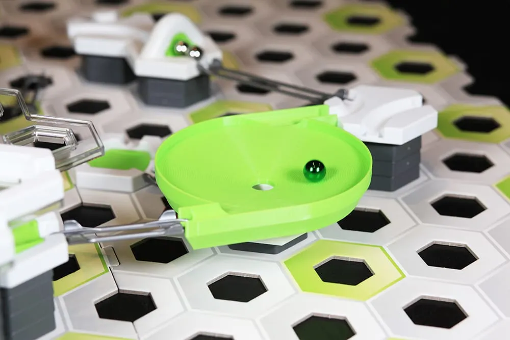 Méga toupie double entrée verte dans un circuit GraviTrax, une bille dans l’entonnoir