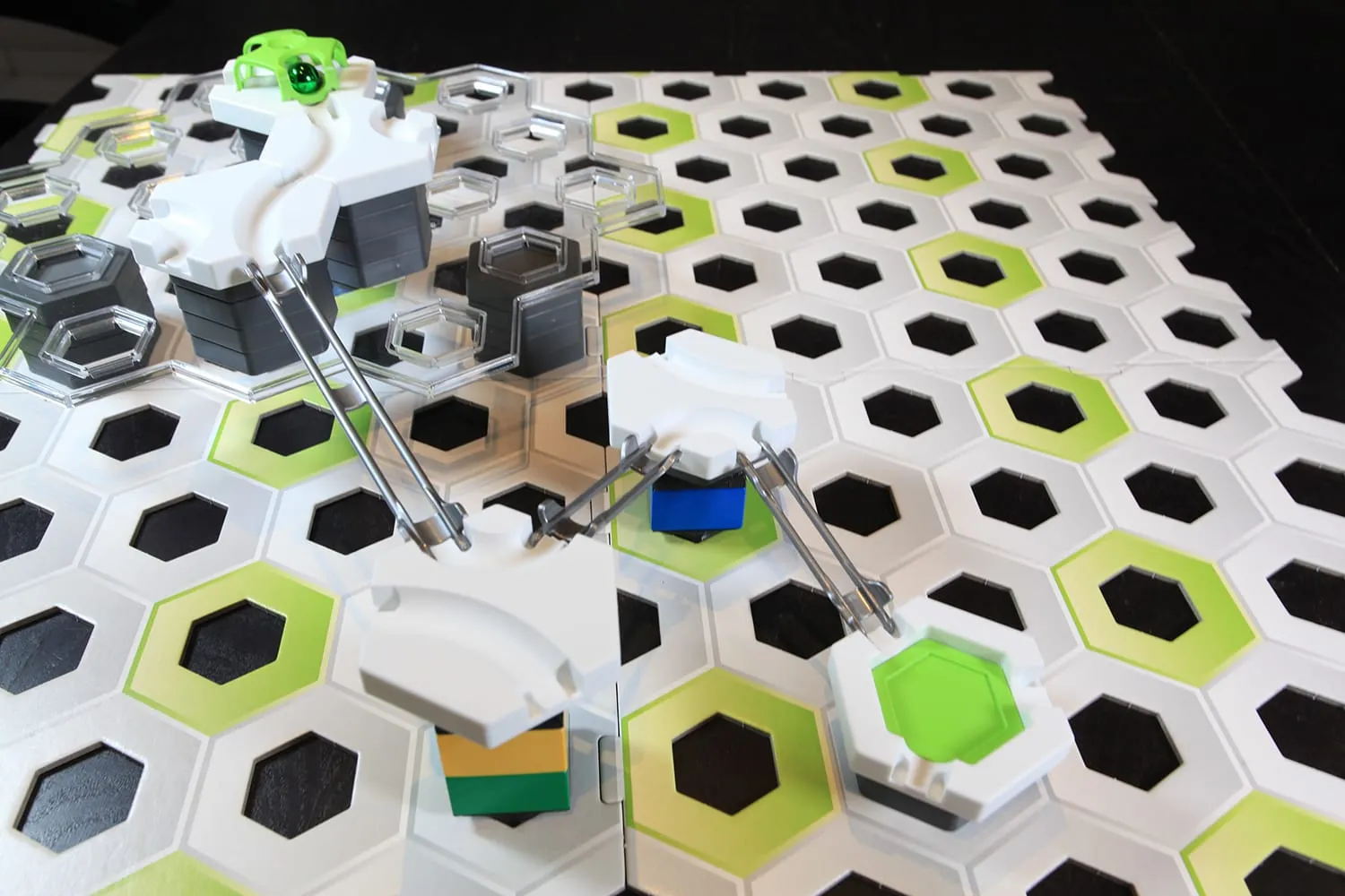 Circuit GraviTrax avec piliers de briques DUPLO sur adaptateurs, vue de face