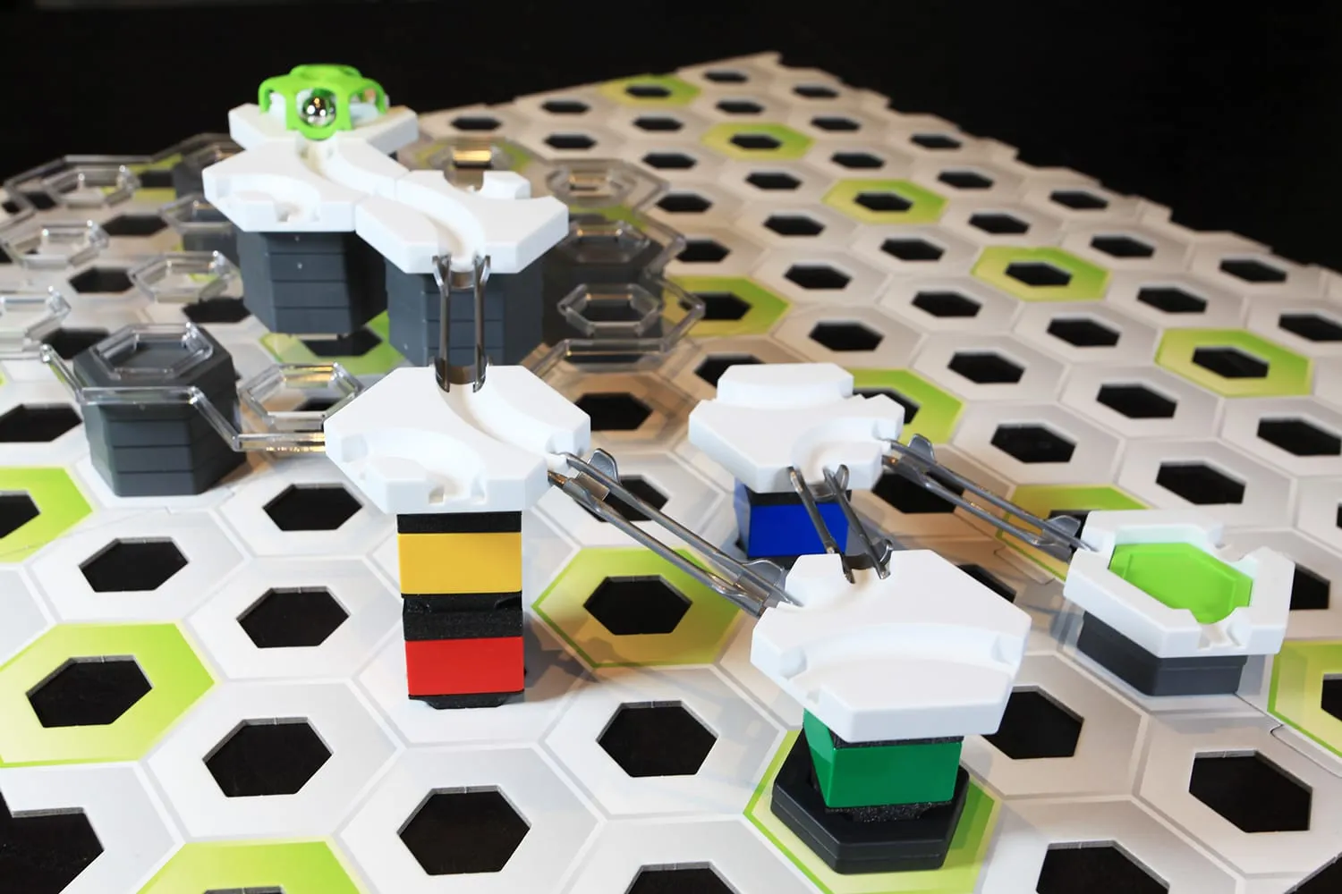 Piliers de briques DUPLO jaunes, rouges, verts et bleus sous des pièces GraviTrax