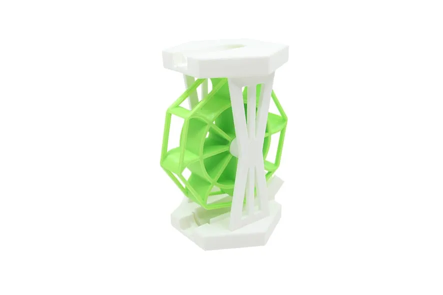 Moulin à billes vert et blanc sur fond blanc, vue de trois quarts