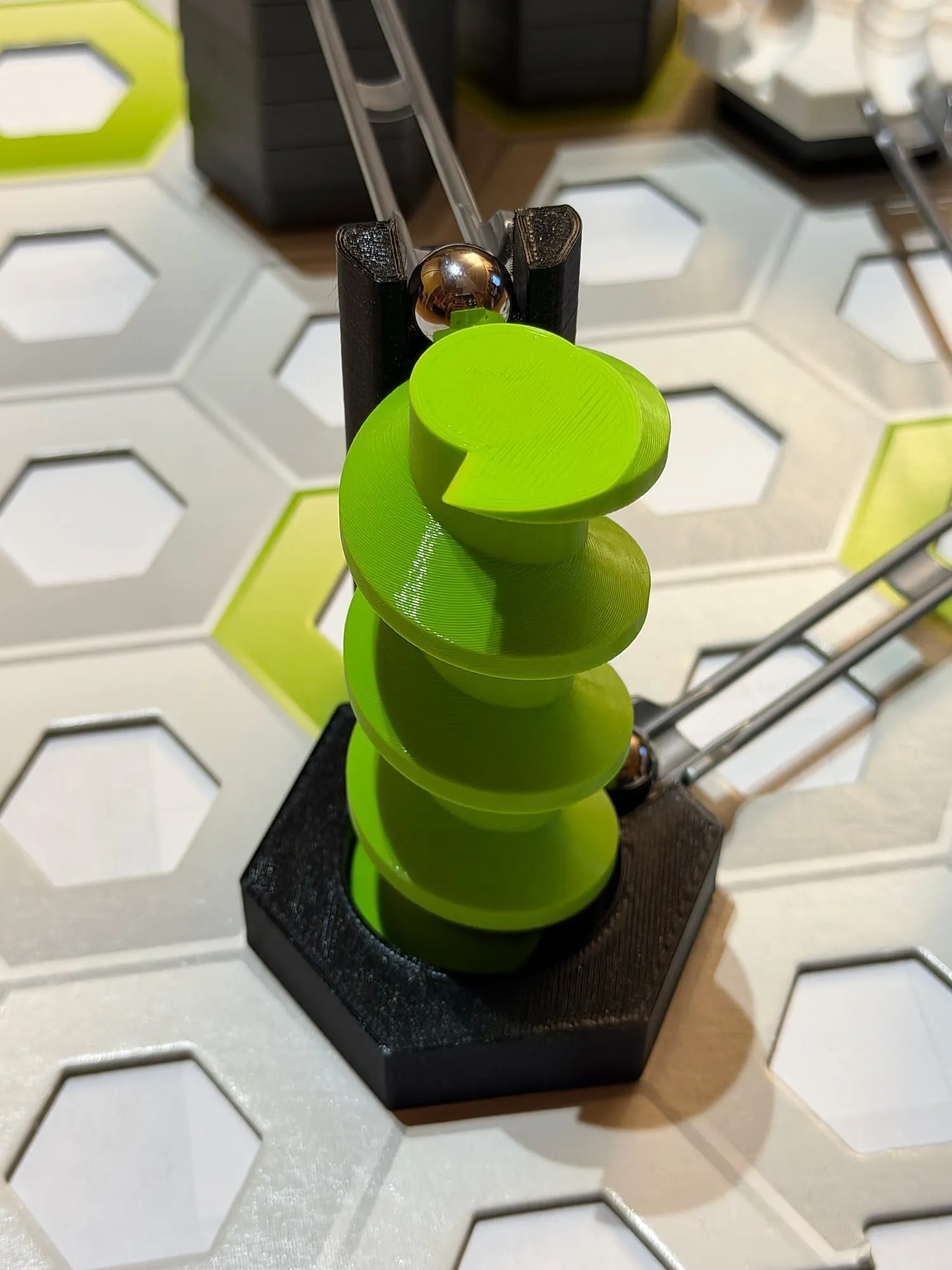 Ascenseur à billes de 11 cm avec une bille en haut de la vis, rails GraviTrax à l’arrière