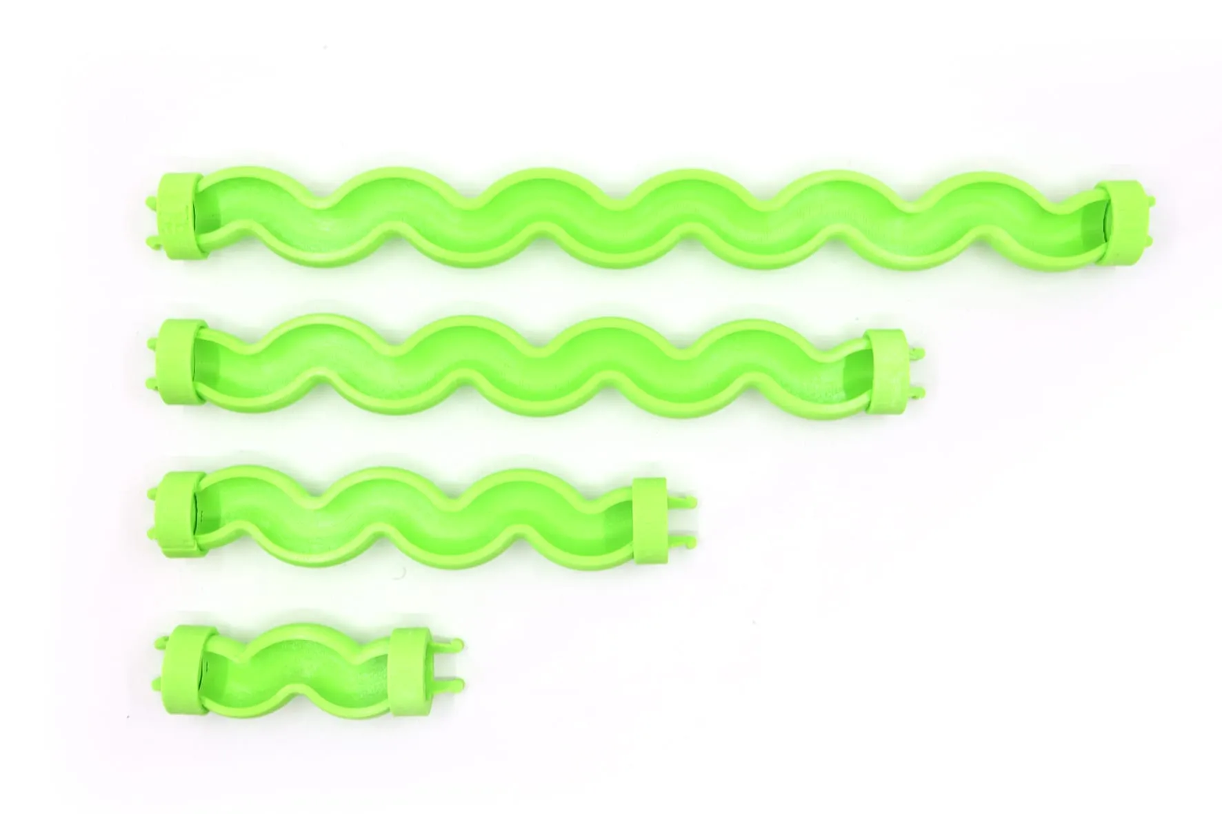 Quatre rails tube verts de longueurs différentes alignés sur fond blanc