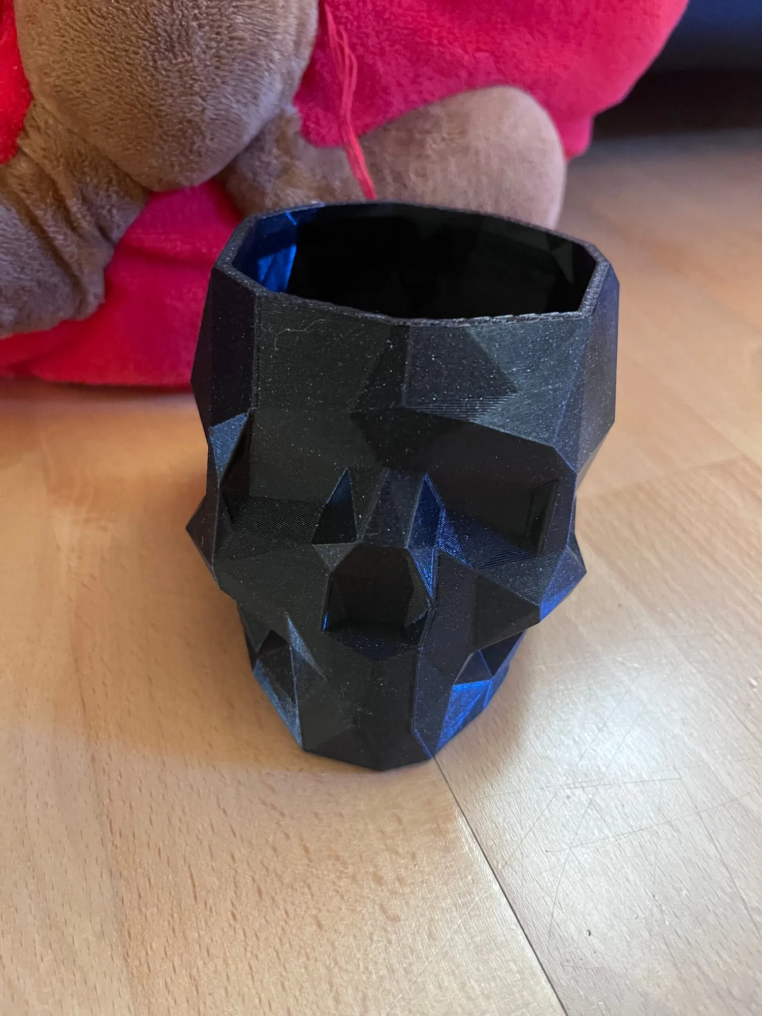 Pot crâne low poly noir vide, vu de face, reflets bleutés