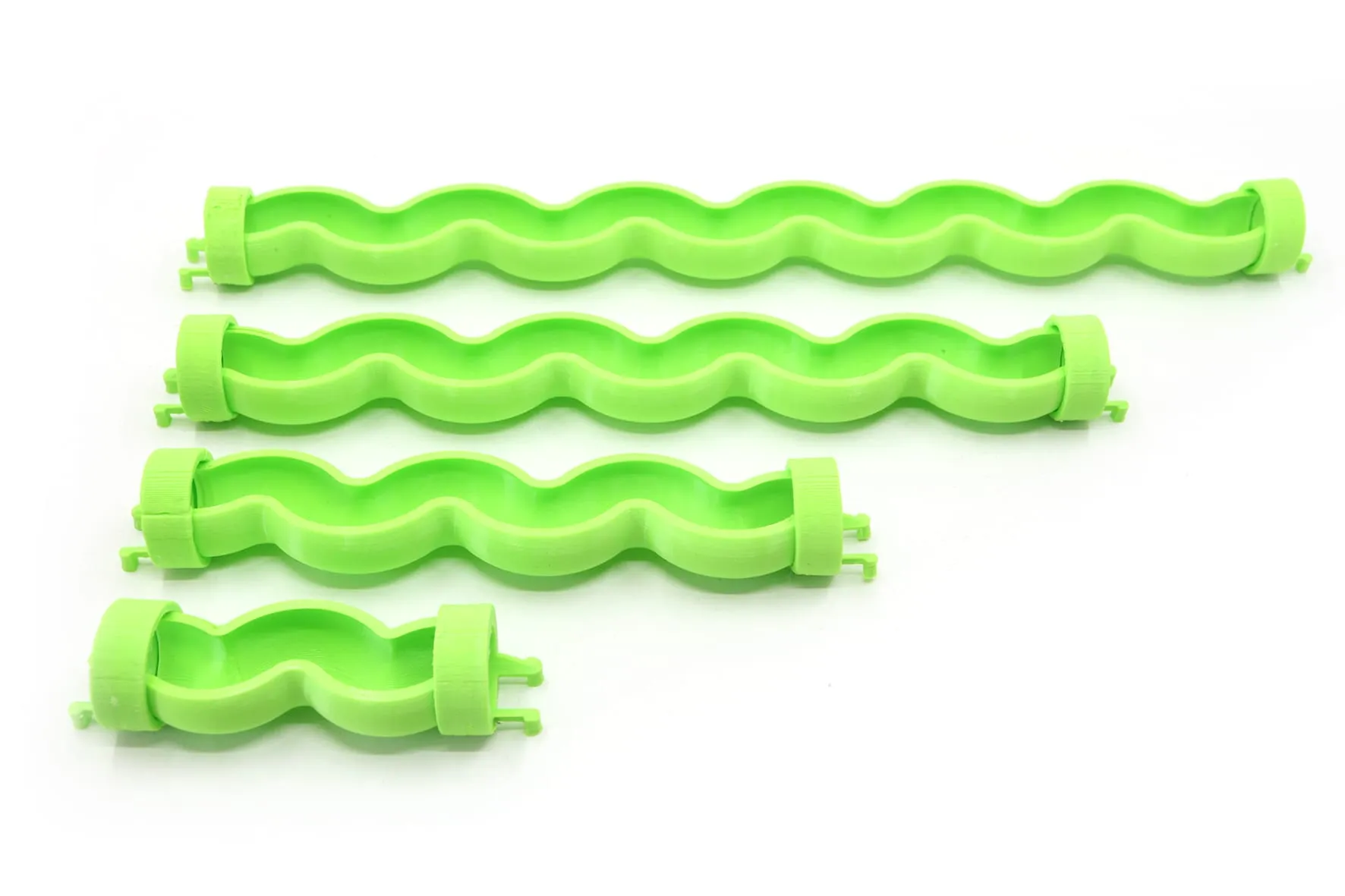 Quatre rails tube verts de longueurs différentes, vue de trois quarts sur fond blanc